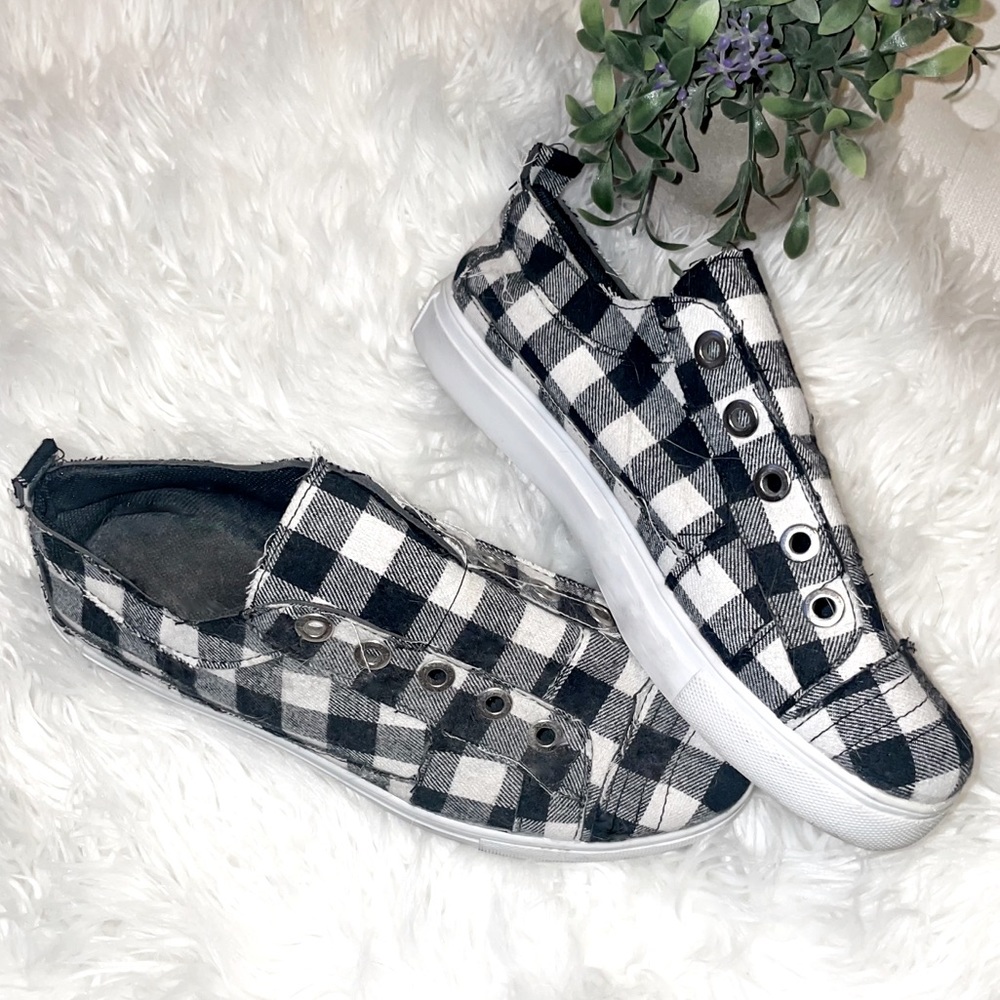 Women’s size 8.5 checkered slide on sneakers